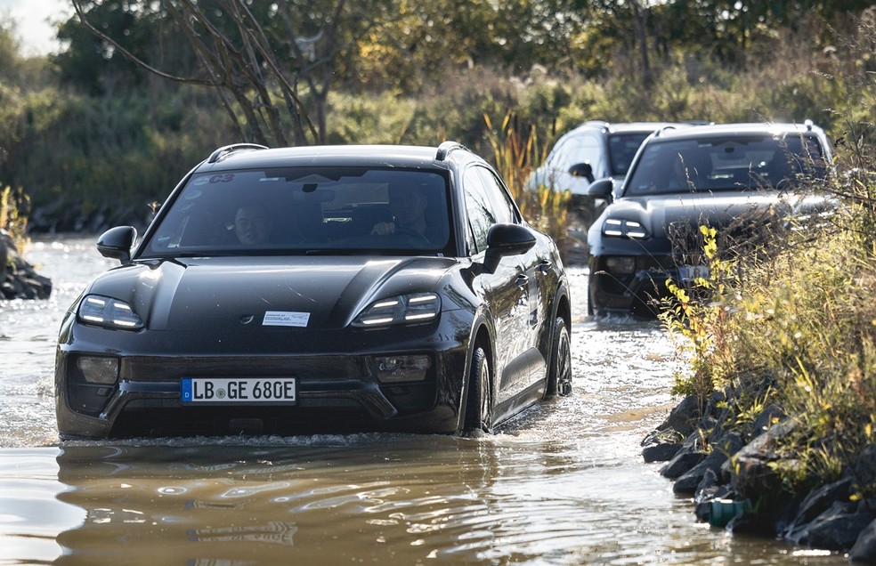 Porsche Macan elétrico passa por um percurso de 100 m na água — Foto: Divulgação