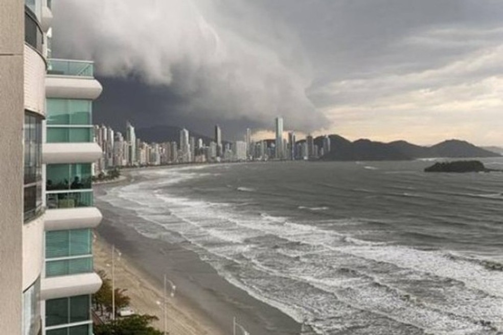 Visão de uma moradora do litoral que fotografou a chegada da tempestade. Foto retirada do twitter no dia 02/07/2020 (Foto: Reprodução/Twitter) — Foto: Auto Esporte