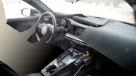 Flagra: o interior do novo Porsche 911 em detalhes
