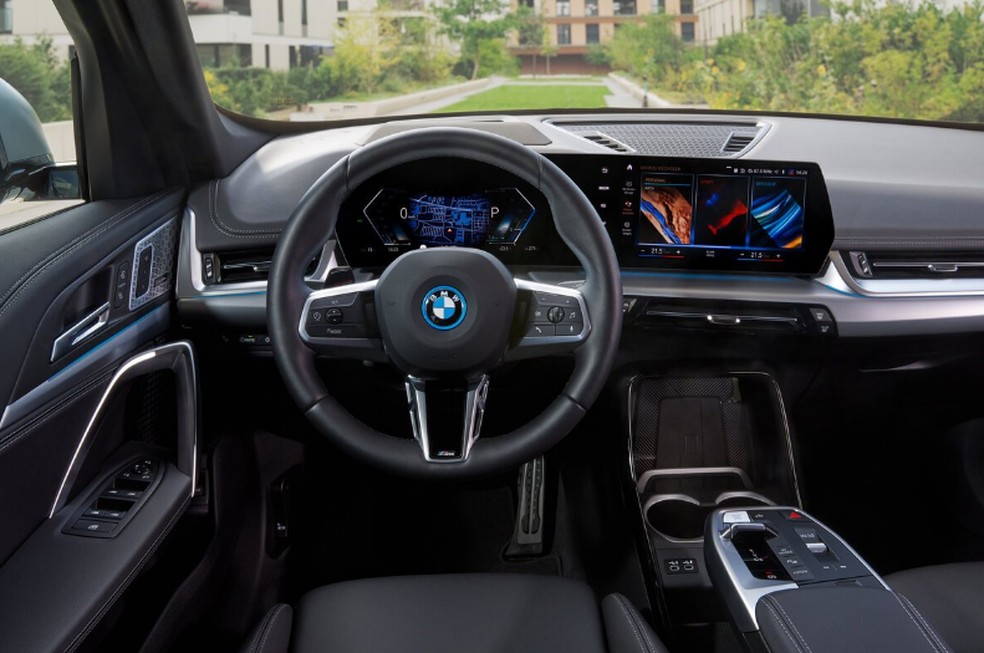 BMW iX1 tem interior minimalista com poucos botões e duas telas gigantes — Foto: Divulgação