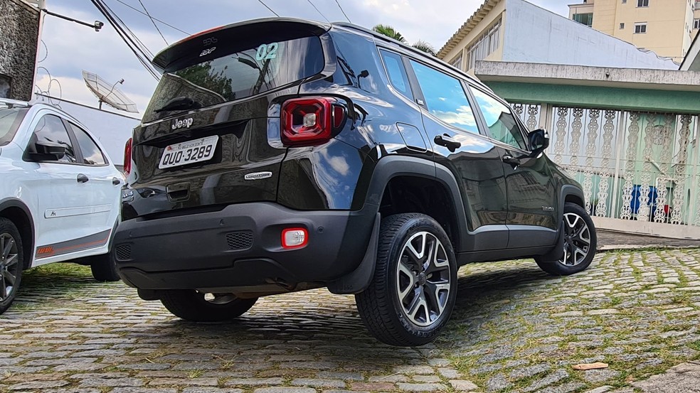 Entrar em ruas inclinadas e estreitas é garantia quase certa que pelo menos um dos pneus ficará no ar — Foto: Rodrigo Ribeiro/Auto News Brasil