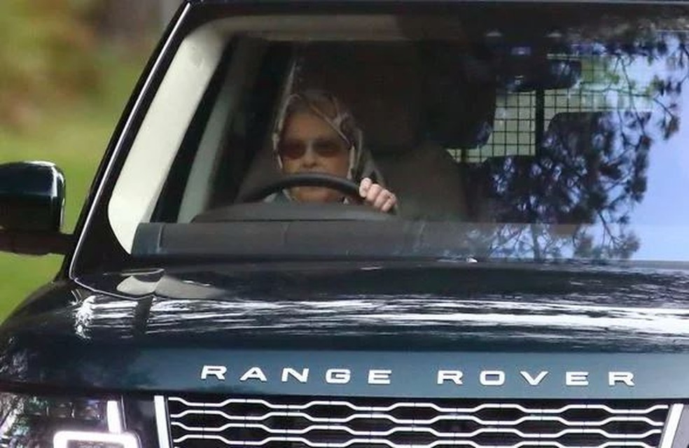 Rainha Elizabeth dirige Land Rover Range Rover em seu aniversário de 96 anos — Foto: Reprodução