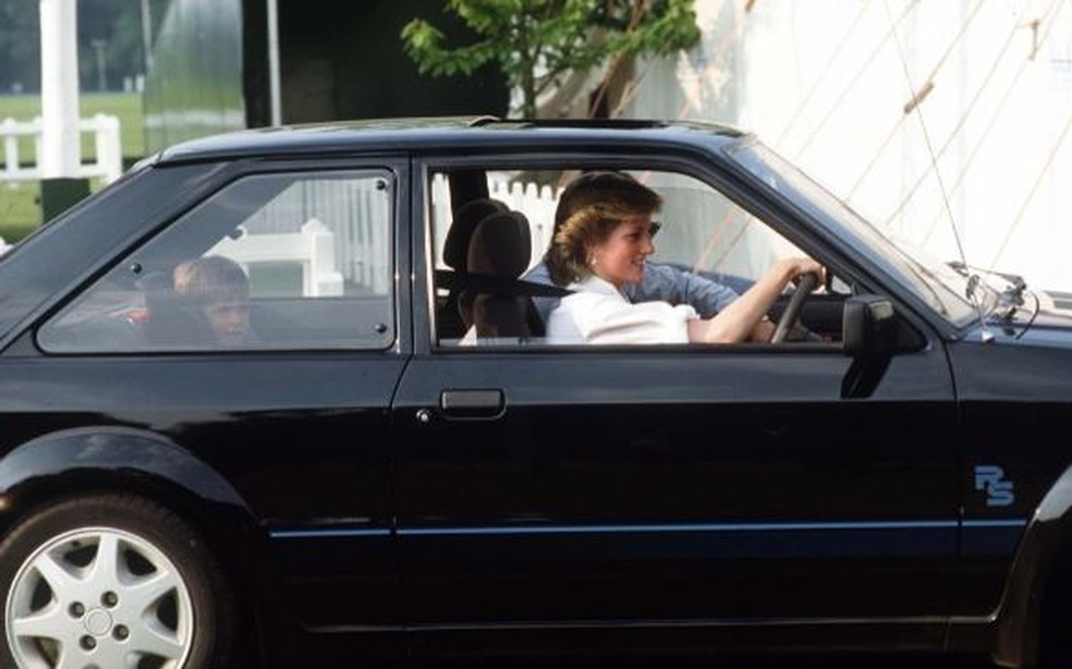 Lady Di sempre fez questão de dirigir seus próprios carros — Foto: Reprodução