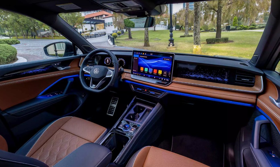 No interior, Volkswagen Tiguan tem detalhes em couro e iluminação ambiente — Foto: Divulgação