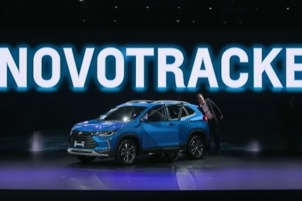 O presidente da GM e o diretor de marketing tentam abrir o porta-malas, mas sem sucesso (Foto: Reprodução/Internet) — Foto: Auto Esporte