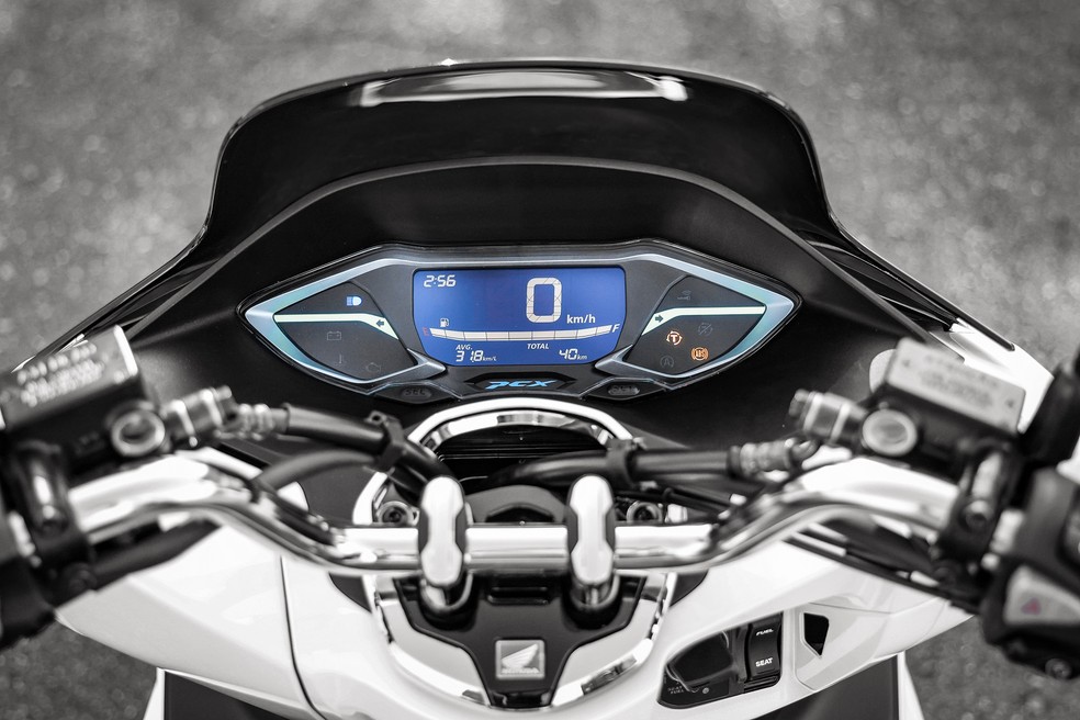 Novo painel de instrumentos da Honda PCX: mostrador digital e luzes de seta maiores — Foto: Divulgação