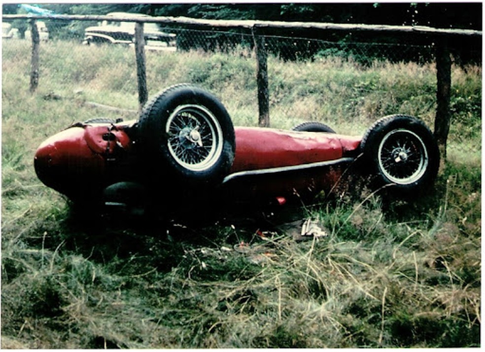 Ferrari de Peter Collins capotou ao sair da pista — Foto: Acervo/F1