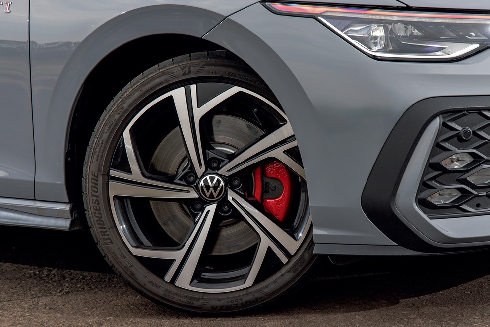Volkswagen Golf GTI tem rodas de 18 polegadas — Foto: Renato Durães/Auto News Brasil