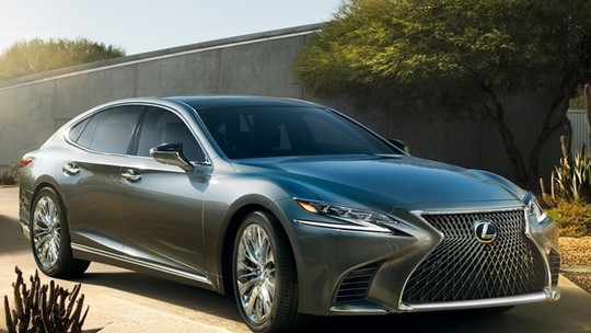 Novo sedã top da Lexus é lançado com V6 biturbo