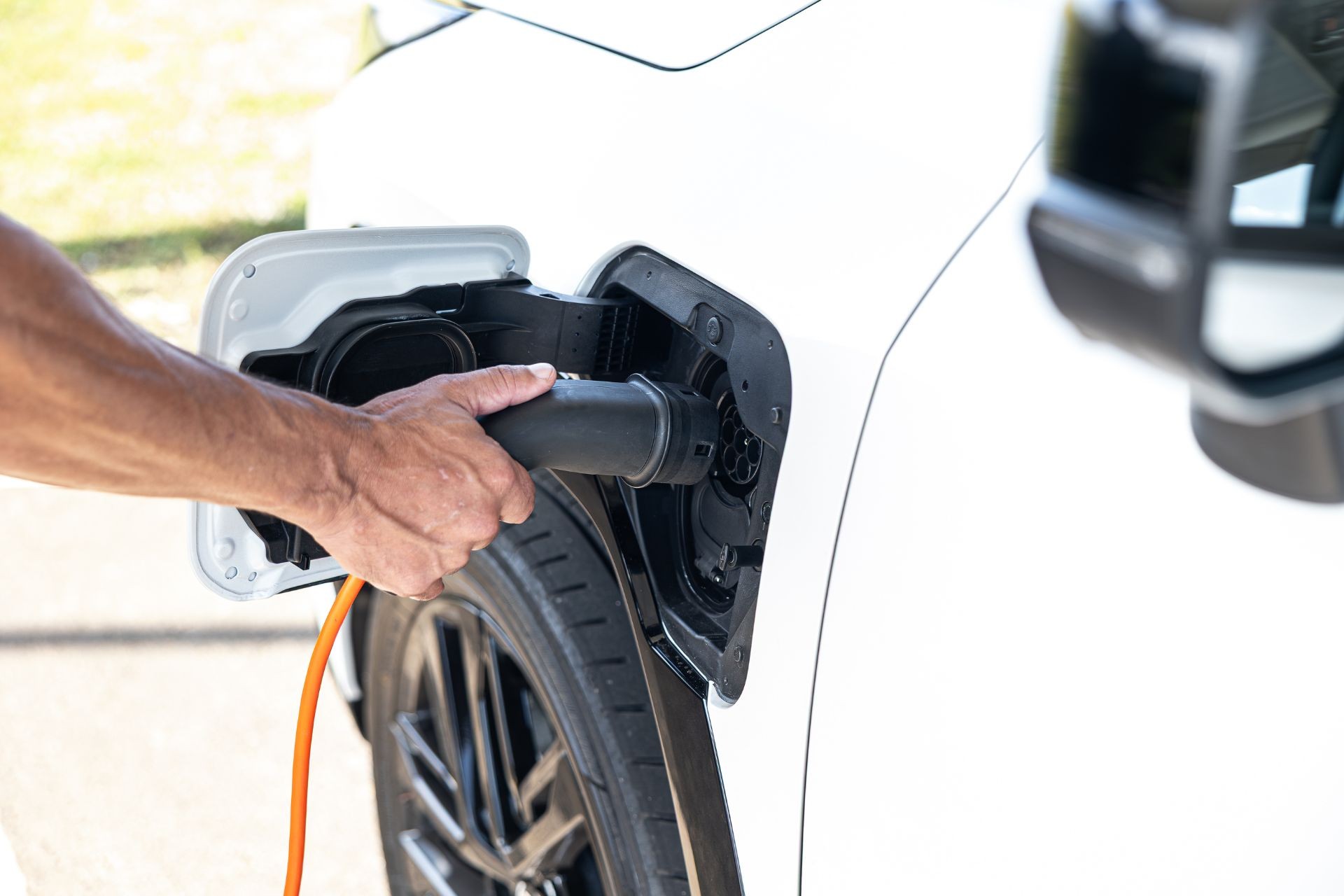 Mau uso dos donos faz carros híbridos plug-in poluírem mais que o divulgado