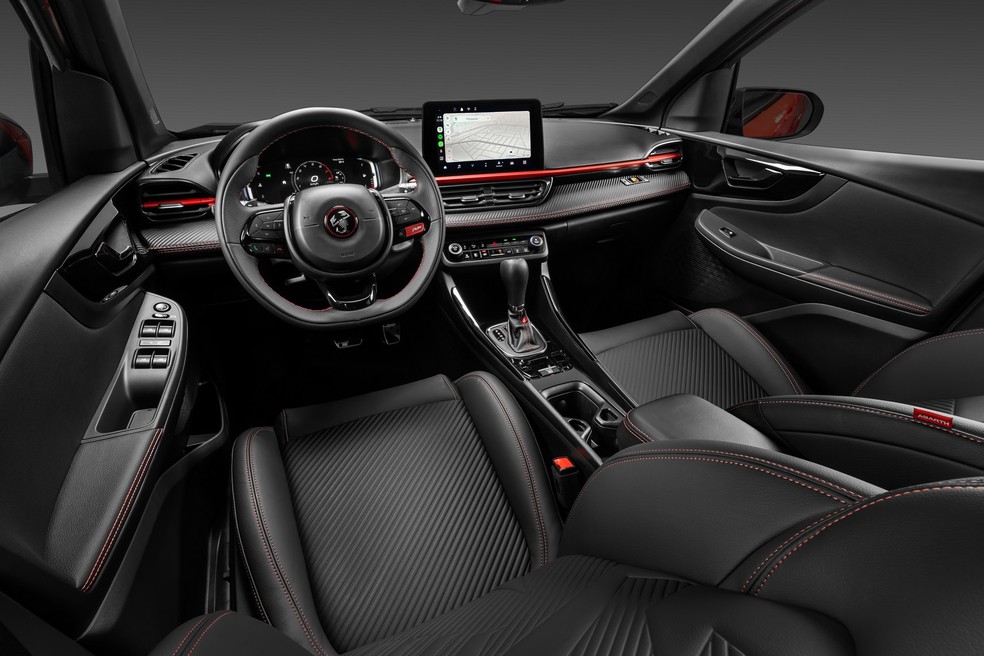 Fiat Fastback Abarth tem interior confortável, luxuoso e com detalhes que remetem à esportividade — Foto: Divulgação