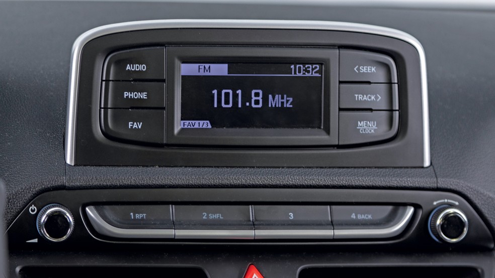 No painel, o Hyundai HB20 Sense Plus traz rádio com Bluetooth — Foto: Renato Durães/Auto News Brasil