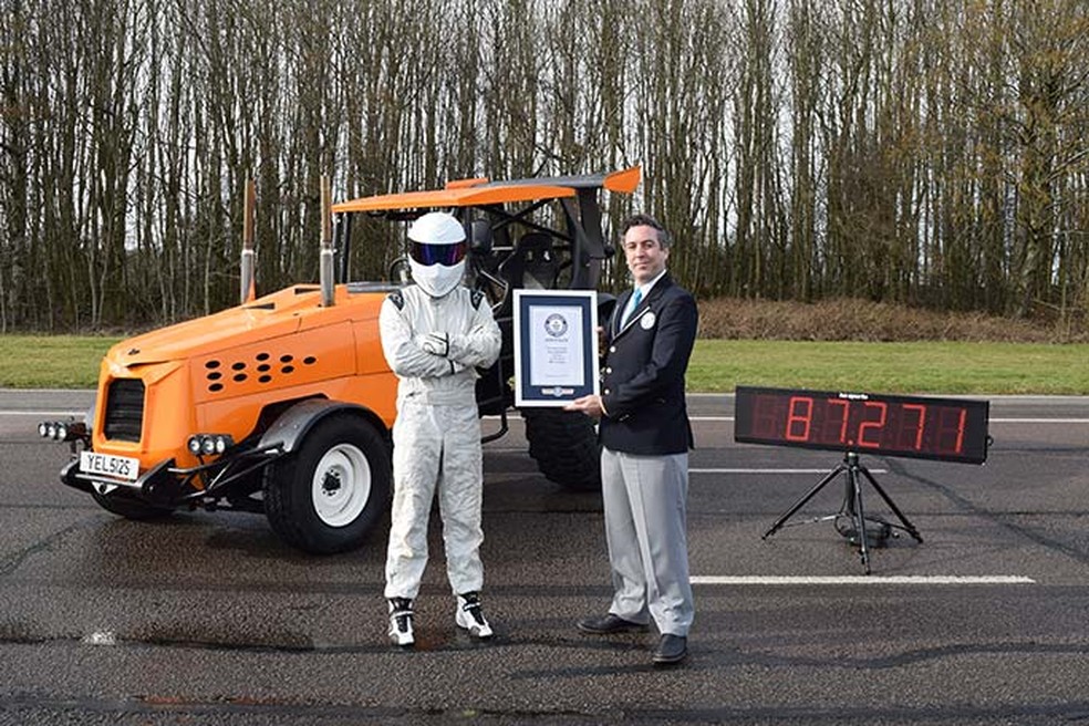 Stig recebe certificado do livro dos recordes Guinness — Foto: Divulgação/Guinness World Records