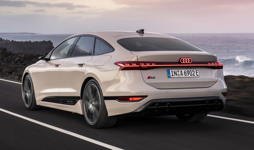 Audi A6 e-tron traz logo da marca iluminado — Foto: Divulgação/Audi