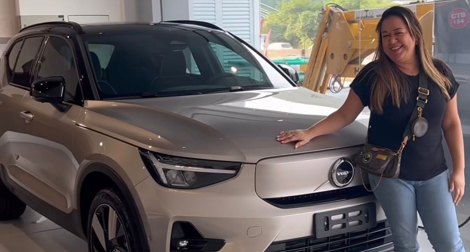 L7nnon presenteia mãe com SUV elétrico de R$ 400 mil