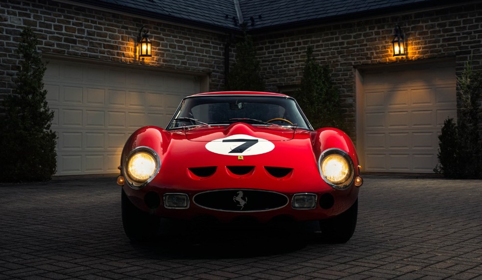 Ferrari 330 LM tem visual semelhante ao da Ferrari 250 GTO — Foto: RM Sotheby's