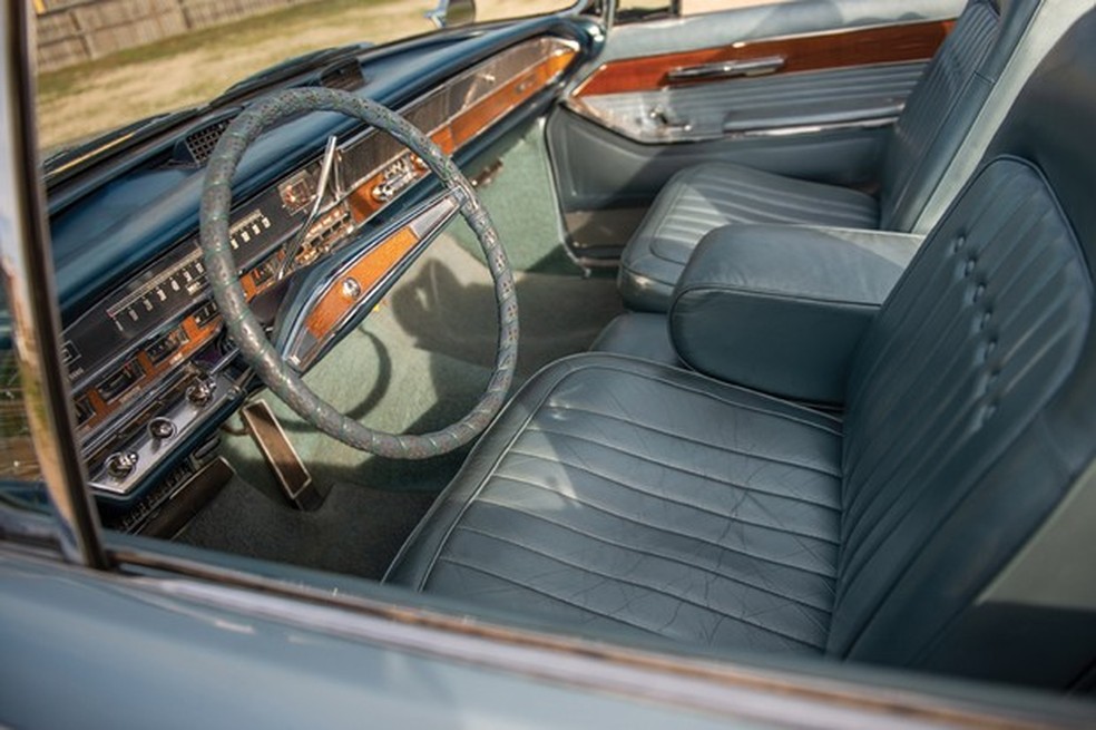 No exemplar das fotos, os bancos não estão bonitos (Foto: RM Auctions/Divulgação) — Foto: Auto Esporte