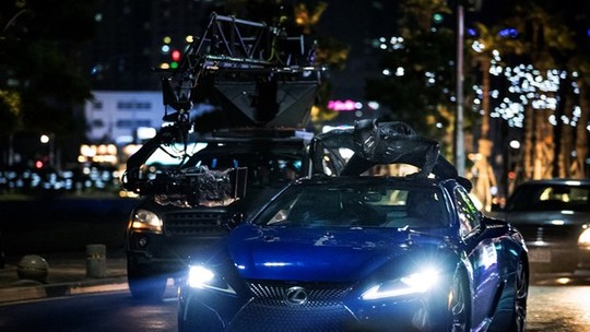 "Pantera Negra" traz (muita) ação e Lexus futurista às telonas