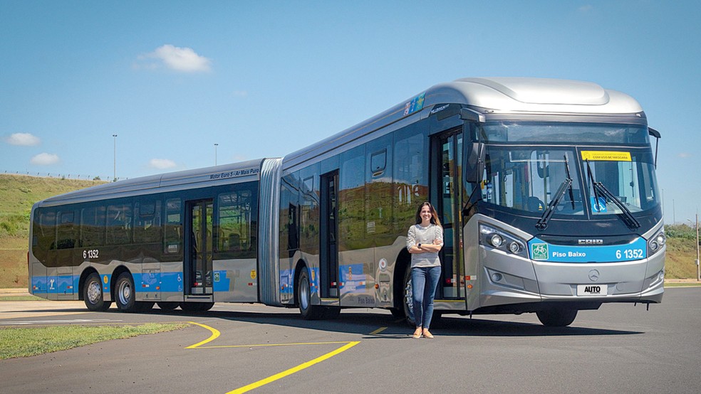 É menor e mais leve que um biarticulado, mas consegue levar quase a mesma quantidade de passageiros. Por isso, tem custo operacional mais baixo. — Foto: André Schaun