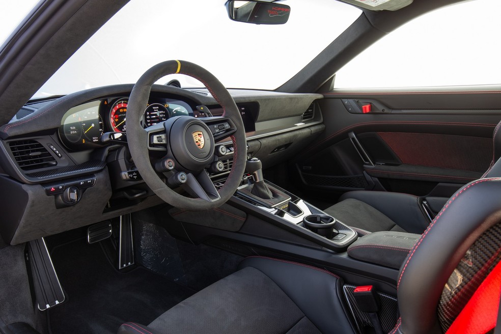 Parâmetros de condução do GT3 RS podem ser selecionados por meio de botões no volante — Foto: Divulgação