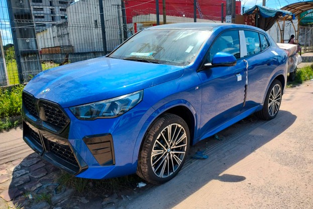 BMW X2 sendo distribuída em Ananindeua (PA)
