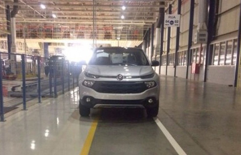 Dianteira da Fiat Toro é flagrada na fábrica de Goiana, em Pernambuco (Foto: Reprodução) — Foto: Auto Esporte