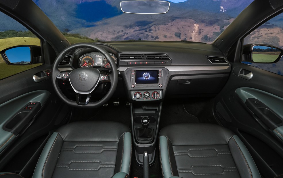 Volkswagen Saveiro Extreme 2024  tem bancos de couro e volante multifuncional — Foto: Divulgação