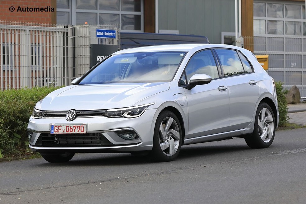 Sem o disfarce é possível notar os leds nos faróis (Foto: Montagem/Automedia) — Foto: Auto Esporte