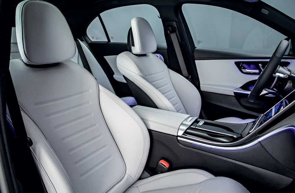 Mercedes-Benz C200 tem bancos revestidos de couro branco — Foto: Divulgação