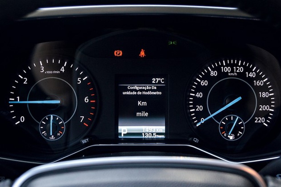  Tela de TFT com 3,5 polegadas mostra algumas informações do veículo (Foto: André Schaun) — Foto: Auto Esporte