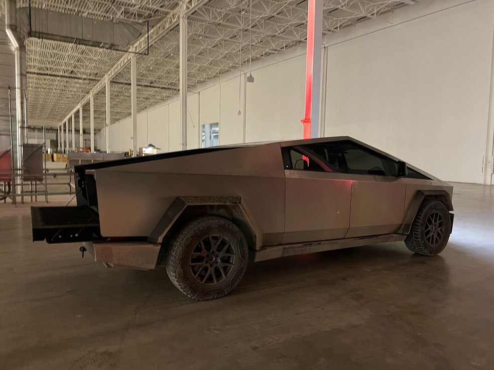 Tesla Cybertruck encanta podcaster Joe Rogan, pivô da briga entre ...