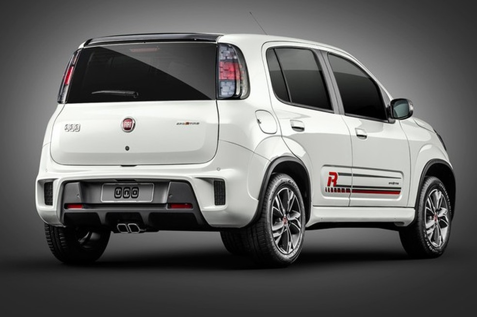 Traseira do Uno 2017 manteve os para-choques do facelift de 2014, mudam só os emblemas do motor (Foto: Divulgação) — Foto: Auto Esporte