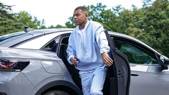 Mbappé tem até Ferrari na garagem, mas não pode dirigir; entenda