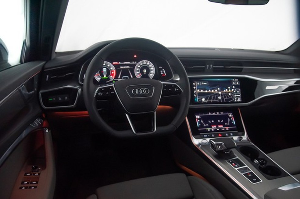 Interior tem bom acabamento, porém, deve revestimentos de couro no painel e parte das portas (Foto: Divulgação) — Foto: Auto Esporte
