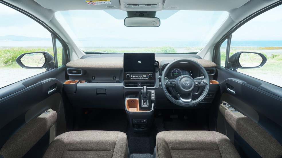 Interior é simples, mas moderno, com central flutuante e muitos porta-objetos  — Foto: Divulgação