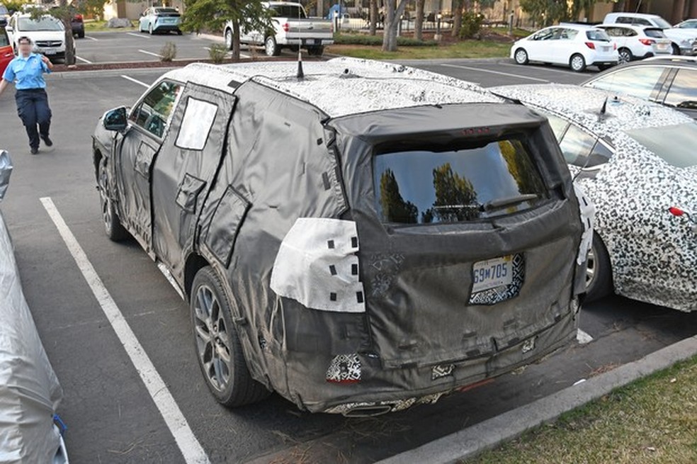 A traseira está mais reta e longa, com um vidro maior, para o terceiro compartimento (Foto: Automedia ) — Foto: Auto Esporte