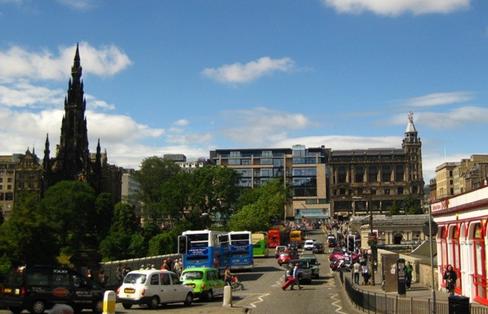 Trânsito em Edimburgo, capital da Escócia (Foto: Reprodução) — Foto: Auto Esporte