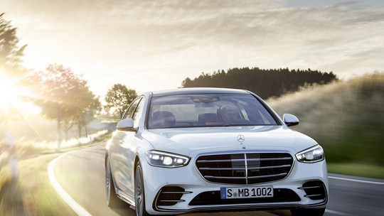 Novo Mercedes-Benz Classe S pode rodar sozinho e tem airbags nos bancos traseiros