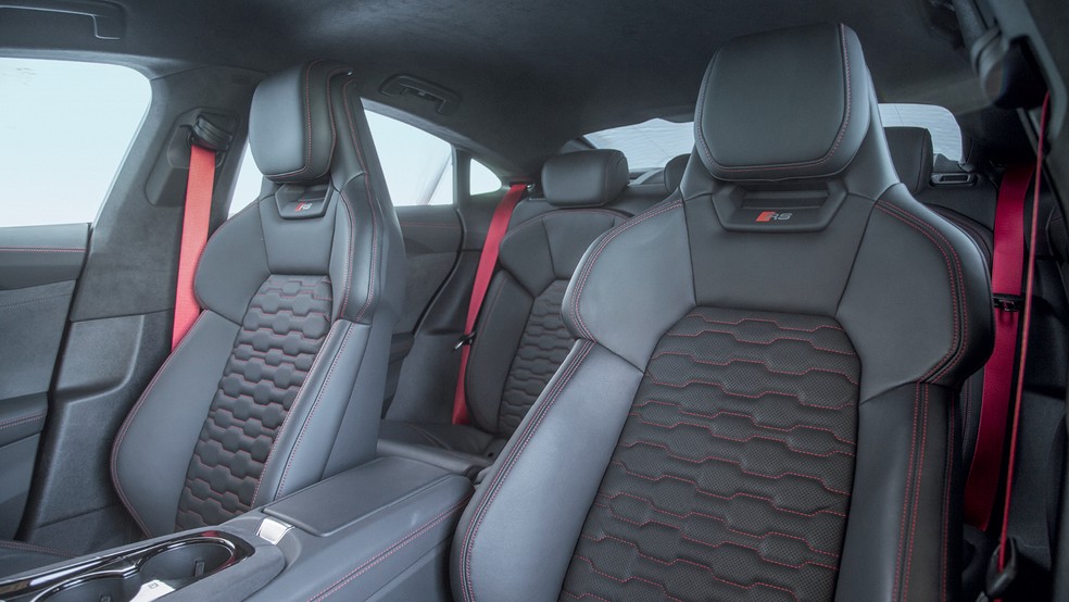 O RS e-tron GT tem estilo minimalista e conta com mais itens de série, como HUD e bancos dianteiros com ventilação. Todo o interior pode ser customizado — Foto: Renato Durães