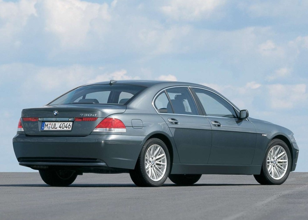 BMW Série 7 foi eleito um dos 50 piores carros de todos os tempos pela revista Time — Foto: Divulgação
