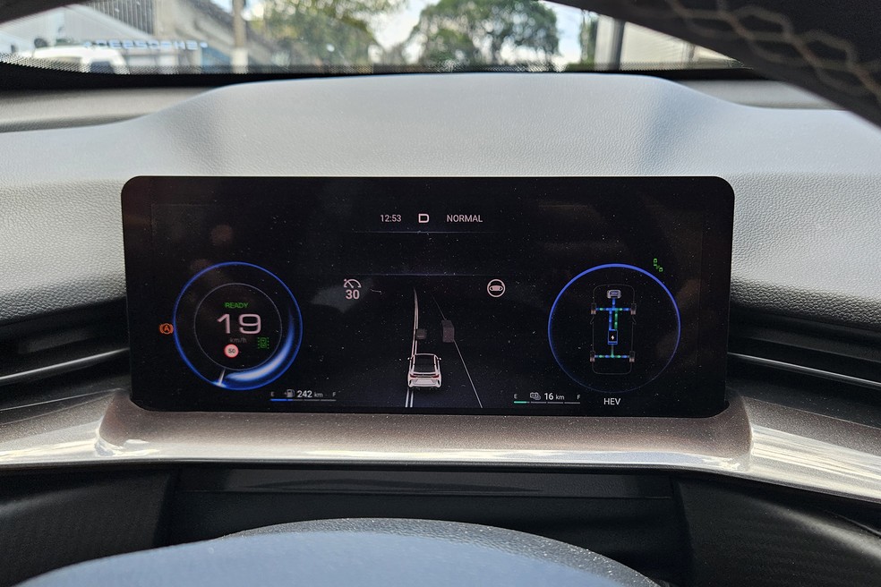 É possível acompanhar o fluxo de energia e tração do GWM Haval H6 GT 2025 em tempo real no quadro de instrumentos — Foto: Leonardo Felix/Auto News Brasil