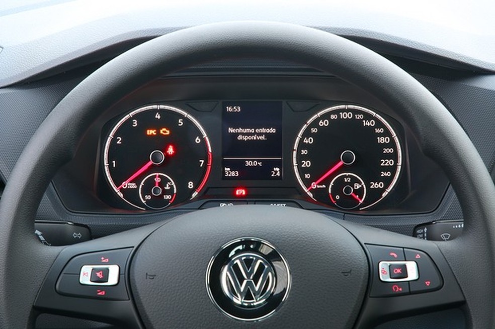 Painel de instrumentos é de fácil leitura, mas a telinha central é simples (Foto: Divulgação) — Foto: Auto Esporte