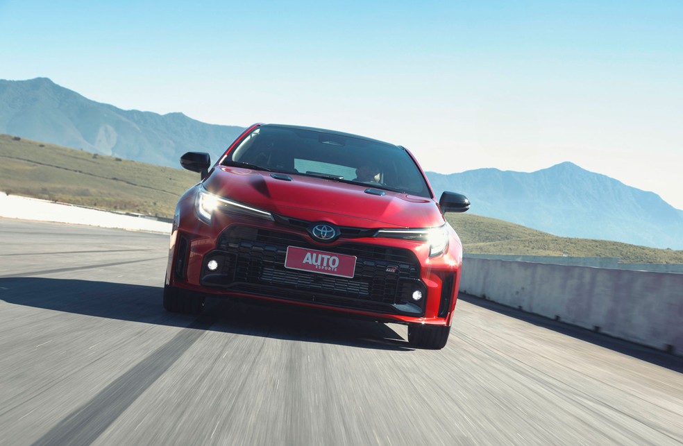 Toyota GR Corolla tem o 0 a 100 km/h em 4,9 segundos — Foto: Fábio Aro/Auto News Brasil