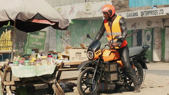 Moto elétrica africana custa menos que a Honda Pop e roda até 180 km