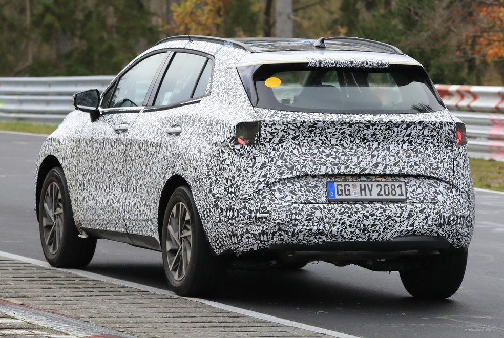 A camuflagem ainda não permite saber se as lanternas traseiras terão um elemento central funcional — Foto: Automedia