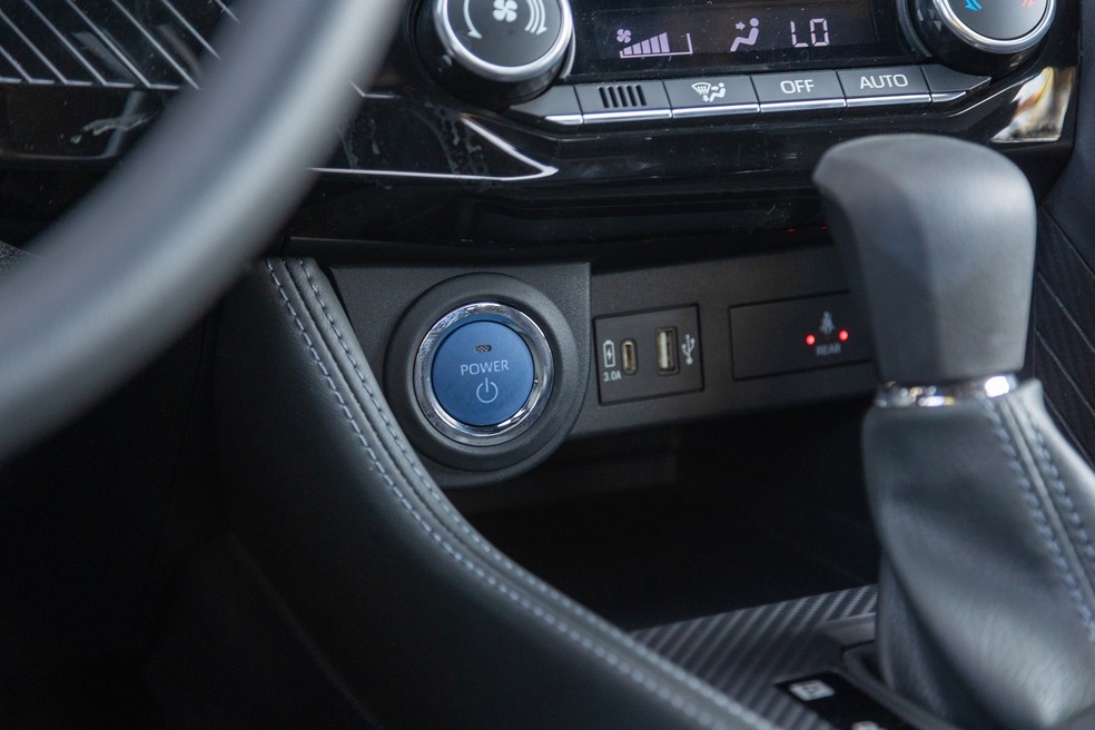Toyota Yaris Cross HEV não tem carregador de celular por indução — Foto: Renato Durães