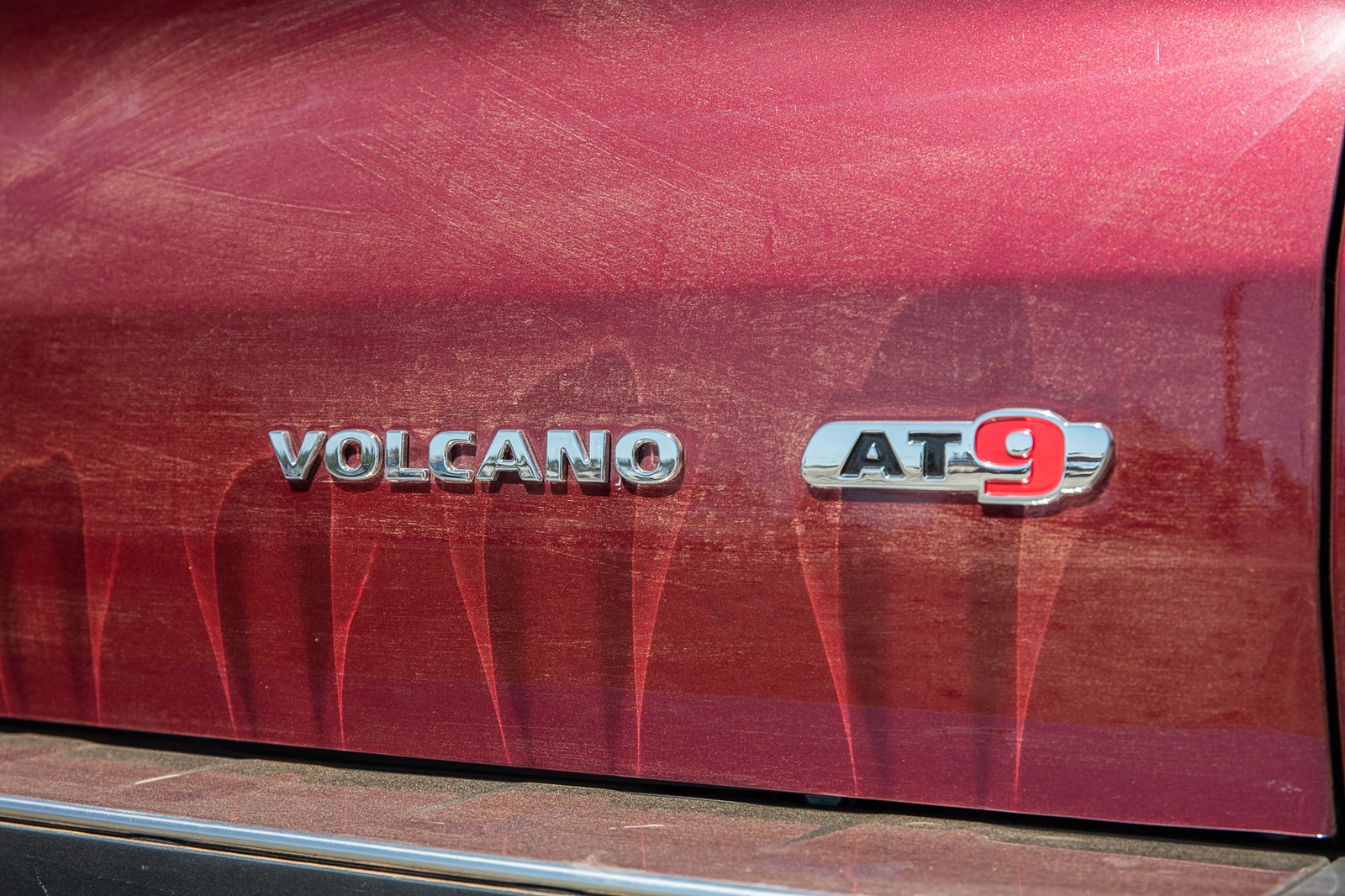 Símbolo da versão da Fiat Toro Volcano na tampa traseira