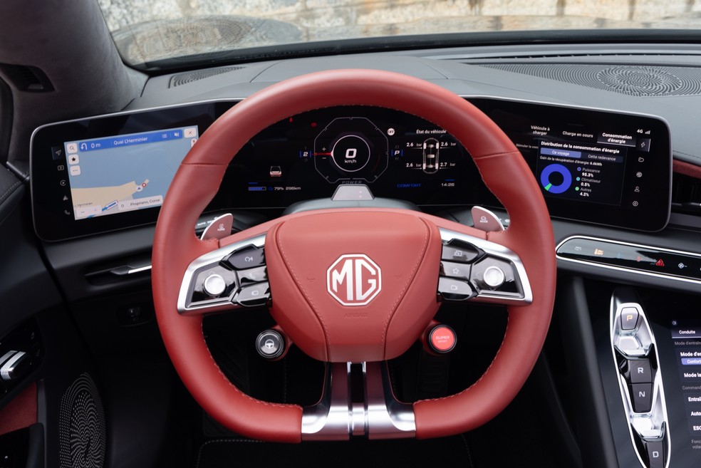 MG Cyberster tem conjunto de telas voltadas ao motorista — Foto: Divulgação