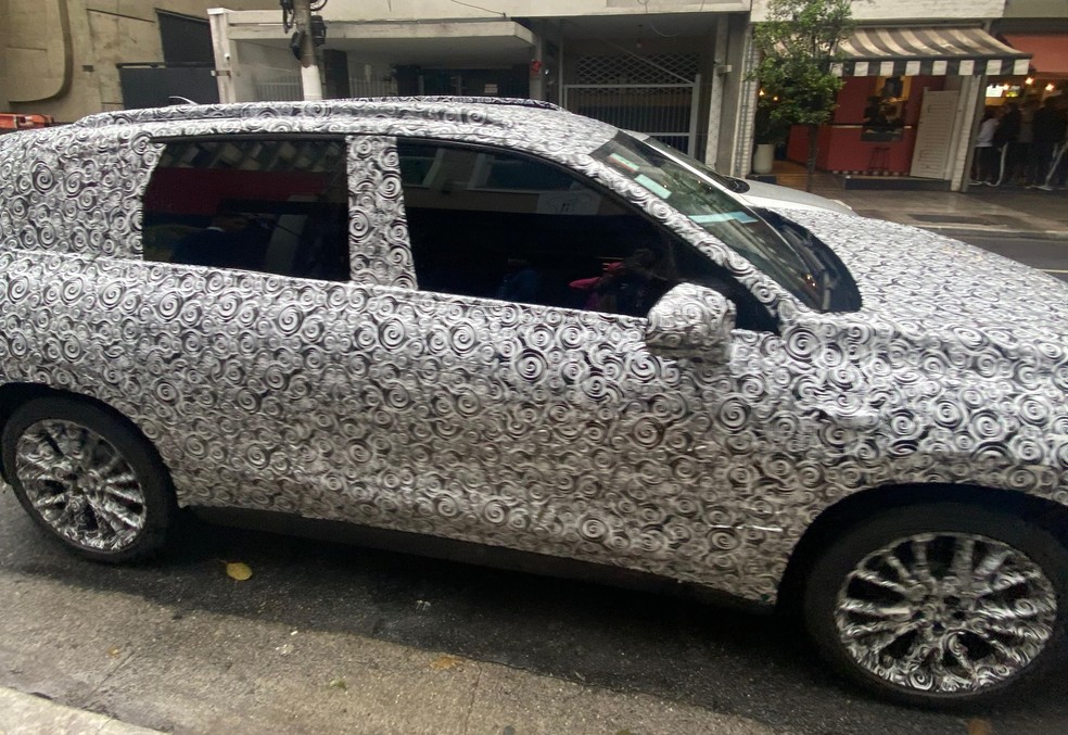 Flagra - Leapmotor C10 é um SUV de porte grande e traz detalhe de maçanetas escamoteáveis na lateral — Foto: Luana Conde/Auto News Brasil