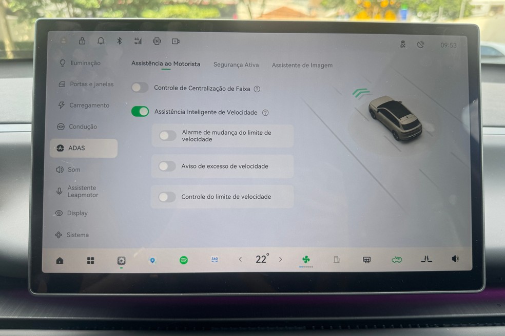 Leapmotor C10 REEV tem central multimídia de 14,6 polegadas — Foto: Auto News Brasil/Vitória Drehmer